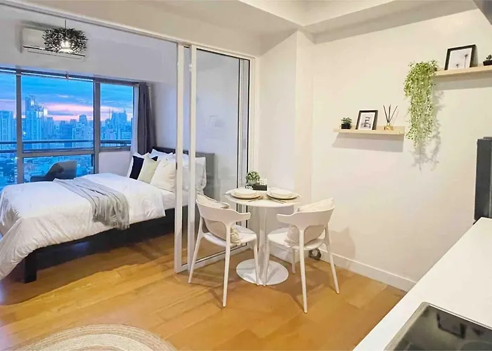 The Serene Escape Ph Rockwell Balcony View 1br Apartment *
